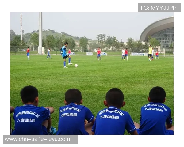 提升足球训练效果的必备装备足球训练手套的选择与使用指南